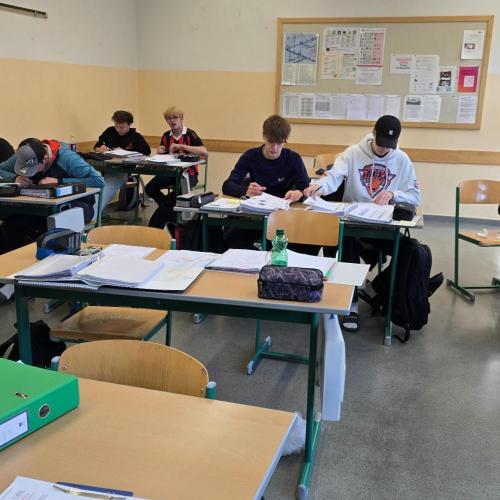 Blick in eine Schulklasse, Schüler schreiben Briefe