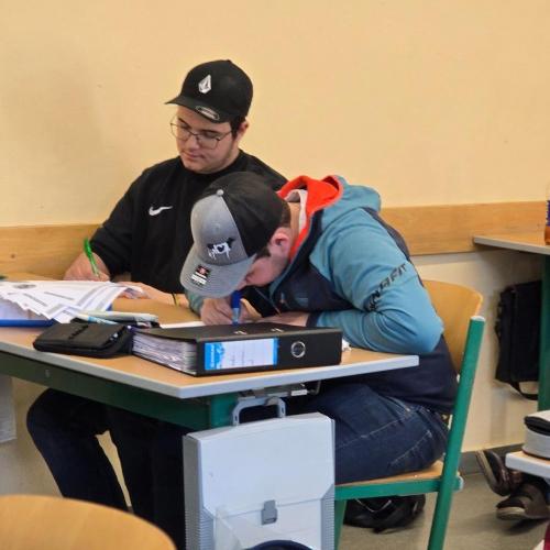 Zwei Schüler schreiben Briefe