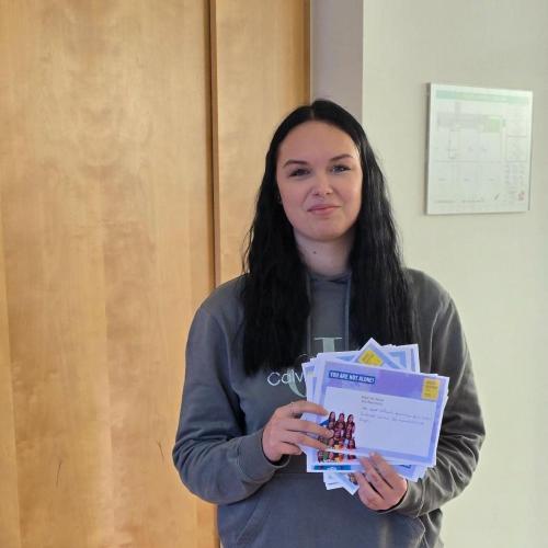 Junge Frau hält Briefe und Karten in die Kamera