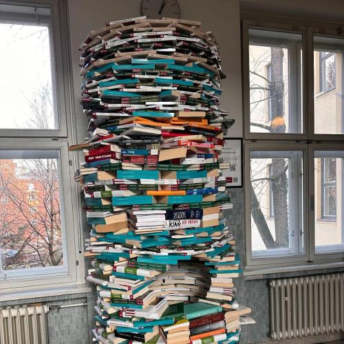 Bücherturm in der TFBS für Installations- und Blechtechnik vor der Zerlegung