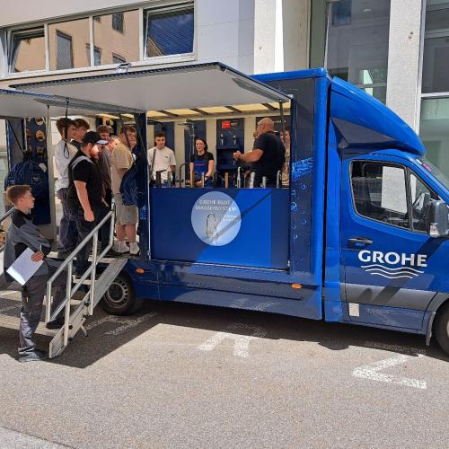 Demotruck der Firma GROHE mit Anschauungmaterial für aktuelle Sanitärarmaturen