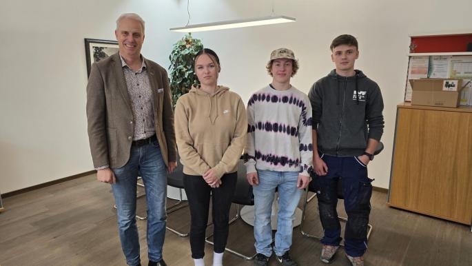 Bild zeigt Schulleitung Dir. Winfried Judmaier, Schulsprecherin Mona Haritzer, Stellvertreter Franz Tiebel, Stellvertreter Leon Mair