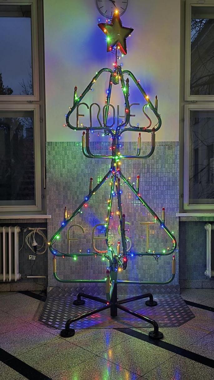 Christbaum, den die Schüler:innen der TFBS für Installations- und Blechtechnik gebaut haben