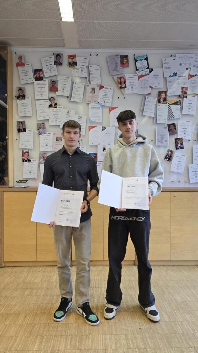 Schüler der TFBS für Installations- und Blechtechnik mit ihren Diplomen