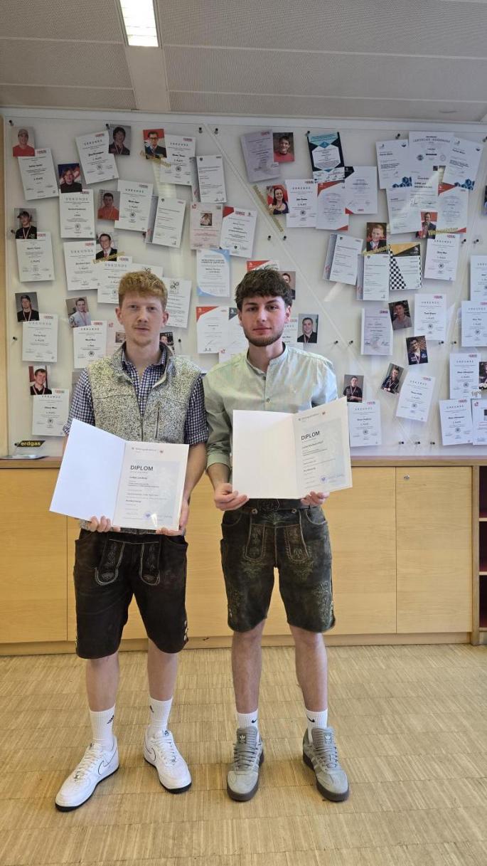 Schüler der TFBS für Installations- und Blechtechnik mit ihren Diplomen