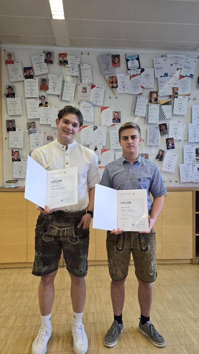 Schüler der TFBS für Installations- und Blechtechnik mit ihren Diplomen