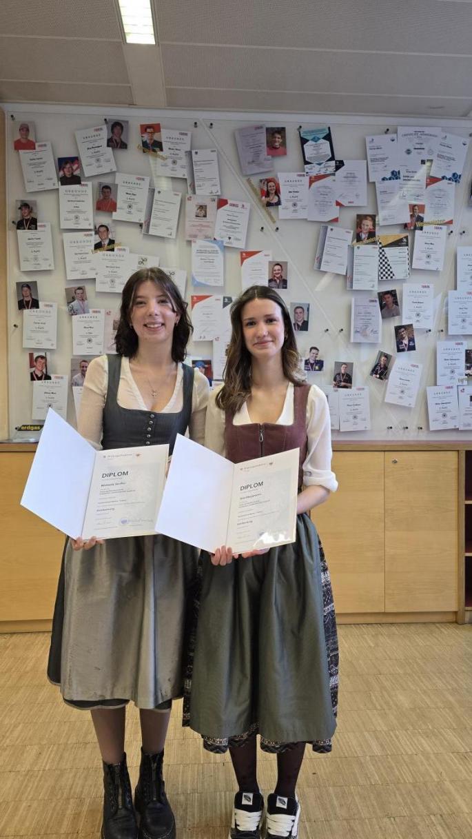 Schülerinnen der TFBS für Installations- und Blechtechnik mit ihren Diplomen