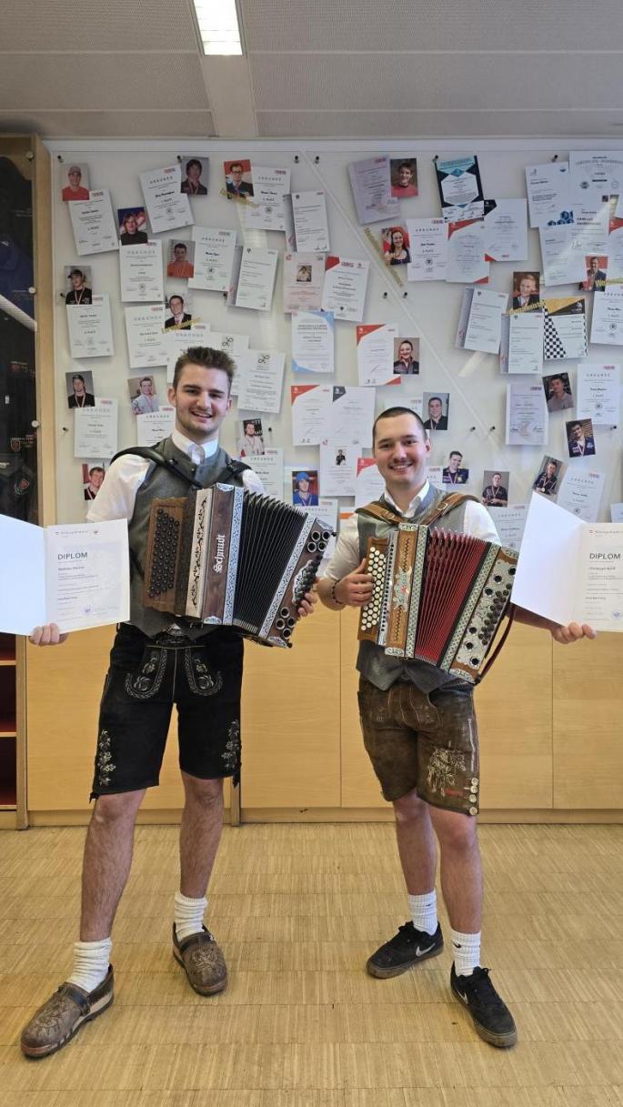 Schüler der TFBS für Installations- und Blechtechnik mit ihren Diplomen