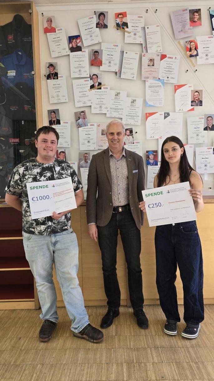 Schüler*innenvertretung im 3. Lehrgang mit Spendenplakaten