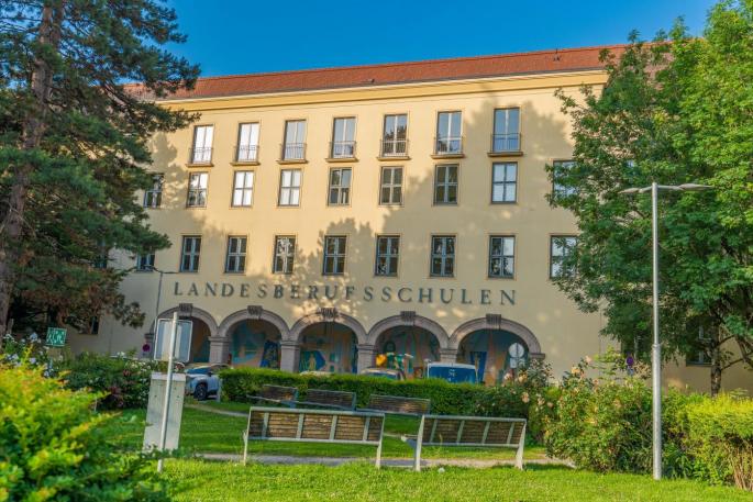 Frontalansicht des Parks vor der TFBS für Installations- und Blechtechnik
