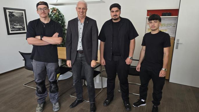 Die drei Schüler:innenvertreter im 1. Lehrgang des Schuljahres 2026 / 27 mit den Schuldirektor