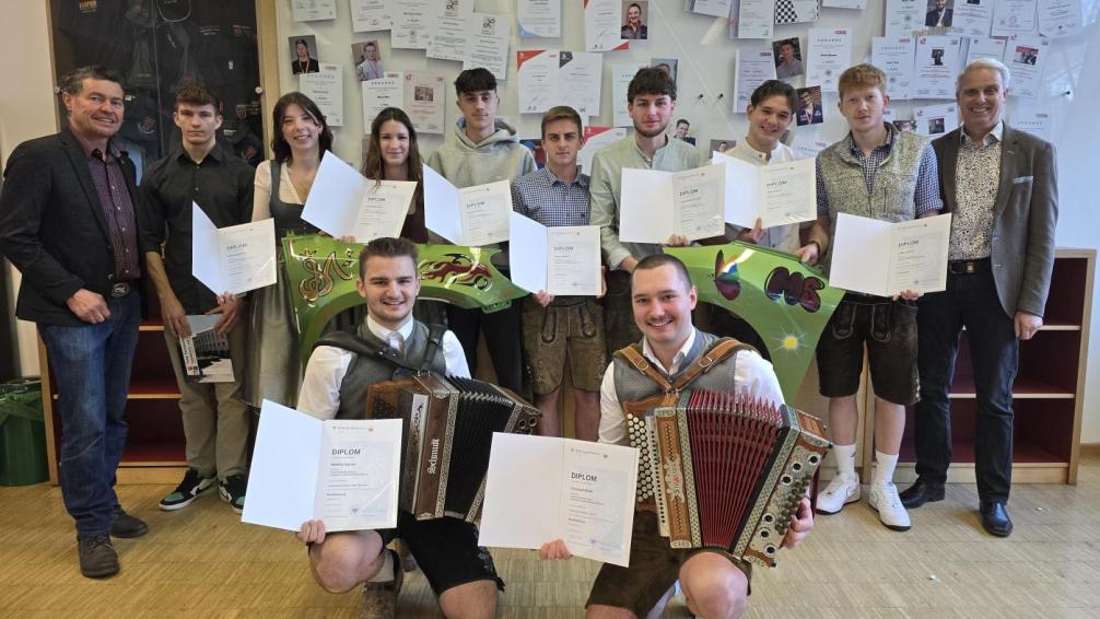 Schüler:innen der 4aKB mit Spenglermeister Christian Klotz und Schulleiter Winfried Judmaier