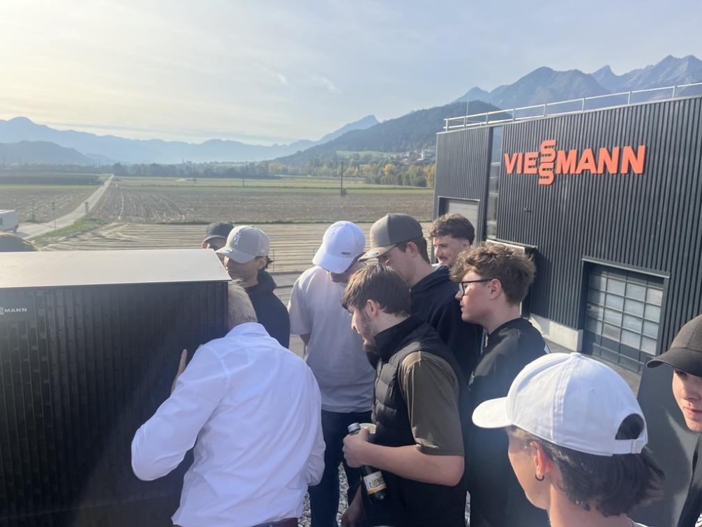 Lehrlinge der Installations- und Gebäudetechnik besichtigen ein Lager der Firma Viessmann.