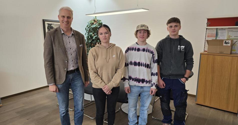 Schulleitung Dir. Winfried Judmaier, Schulsprecherin Mona Haritzer, Stellvertreter Franz Tiebel, Stellvertreter Leon Mair