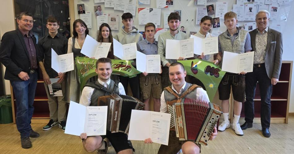 Schüler:innen der 4aKB mit Spenglermeister Christian Klotz und Schulleiter Winfried Judmaier