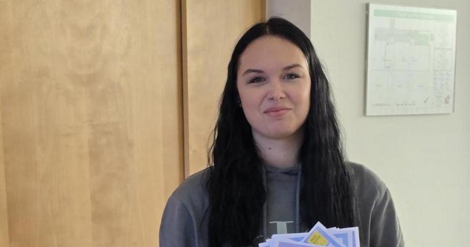 Schulsprecherin der TFBS für Installations- und Blechtechnik mit Briefen und Solidaritskarten für den Briefmarathon