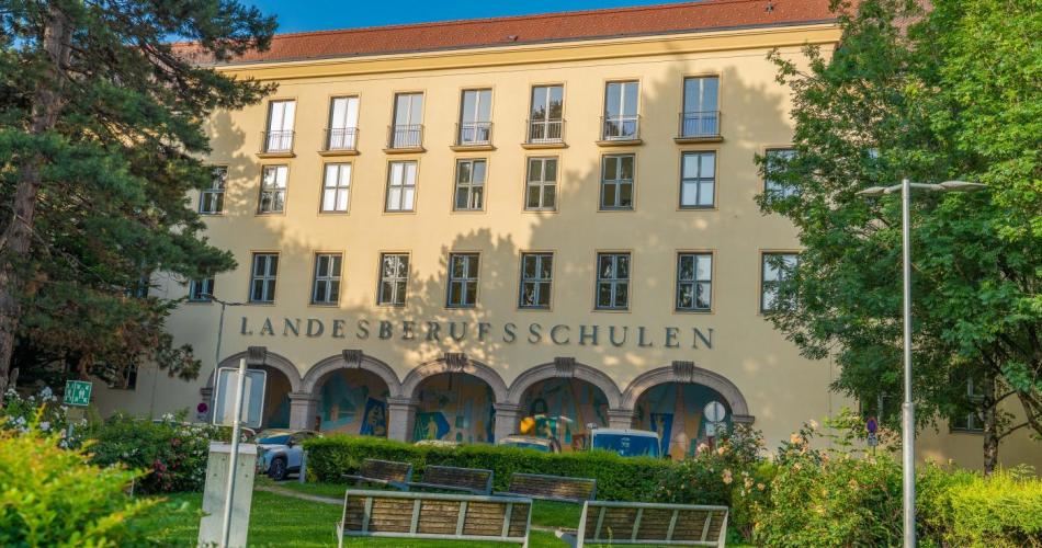 Frontalansicht des Parks vor der TFBS für Installations- und Blechtechnik
