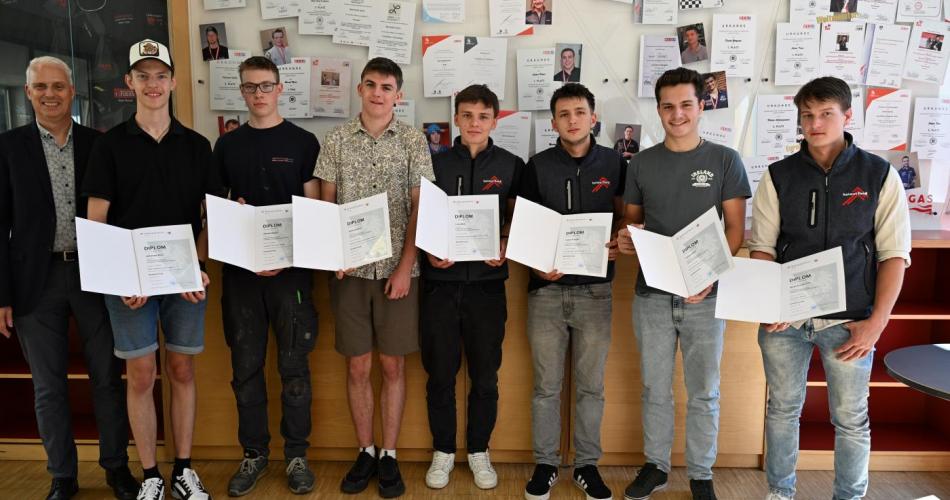 Schulleiter Winfried Judmaier mit den sieben Schülern der TFBS für Installations- und Blechtechnik, die für ihre Leistung in ihrem Abschlussjahr eine Auszeichnung erhielten
