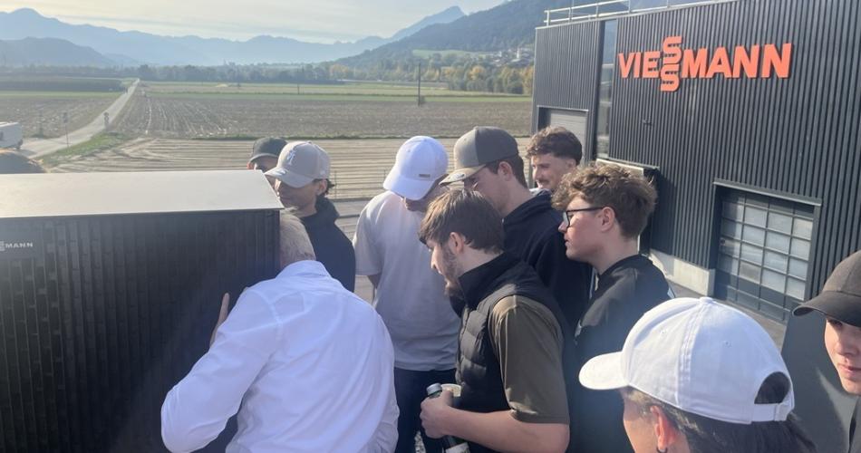 Lehrlinge der Installations- und Gebäudetechnik besichtigen ein Lager der Firma Viessmann.